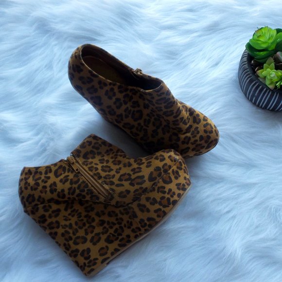 *SOLD* Animal Print Wedge Booties - Picture 3 of 8